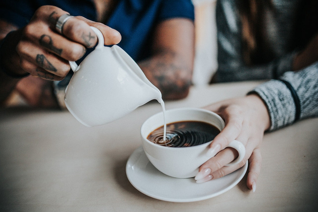 Teekrone Tee mit Milch: Eine Tradition, die verbindet